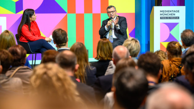 Die Moderatorin Aline Abboud und Medienminister Dr. Florian Herrmann diskutieren beim Medientage-Gipfel zum Thema "Intelligence".