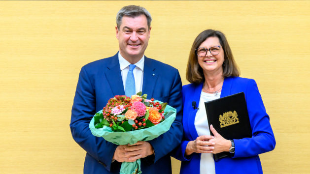 Ministerpräsident Dr. Markus Söder (links) und Landtagspräsidentin Ilse Aigner (rechts) nach der Vereidigung.