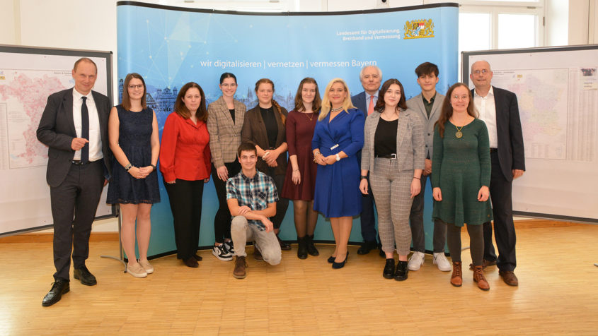 Gruppenbild mit Europaministerin Melanie Huml (6. von rechts) und der französischen Generalkonsulin Corinne Pareira da Silva (3. von links) bei der Veranstaltung 