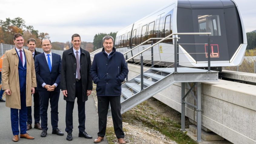 Gruppenbild vor der Magnetschwebebahn TSB (v.l.n.r.): Der Aufsichtsratsvorsitzende der Max Bögl Bauservice GmbH & Co. KG, Johann Bögl, der kaufmännische Vorstand der Max Bögl Bauservice GmbH & Co. KG, Michael Bögl, Finanz- und Heimatminister Albert Füracker, dem Vorstandsvorsitzenden der Max Bögl Bauservice GmbH & Co. KG, Stefan Bögl, und Ministerpräsident Dr. Markus Söder.