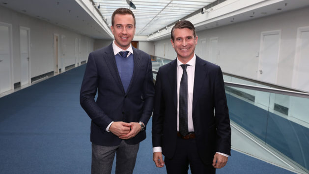 Europaminister Eric Beißwenger (rechts) empfängt den Doyen des Konsularischen Korps im Freistaat Bayern und Generalkonsul von Ungarn, Gábor Tordai-Lejkó (links), in der Staatskanzlei.