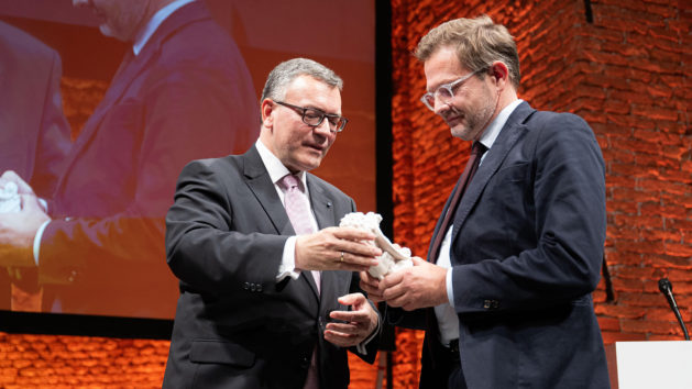 Bayerischer Buchpreis 2023: Staatsminister Dr. Florian Herrmann (links) überreicht Florian Illies (rechts) den Ehrenpreis des Bayerischen Ministerpräsidenten.