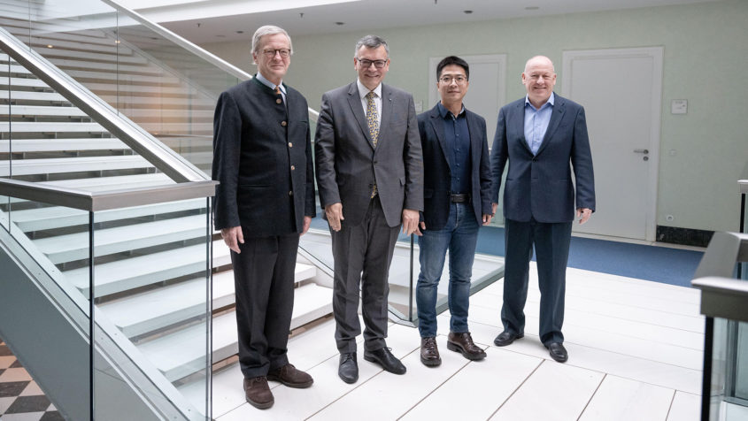 In der Staatskanzlei (v.l.n.r.): Prof. Dr. Christoph von Einem, Staatsminister Dr. Florian Herrmann, der Vorstandsvorsitzende der Agile Robots AG, Dr. Zhaopeng Chen und der Vice President of Operations der Agile Robots AG, Rory Sexton.