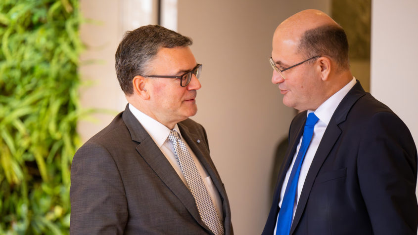 Staatskanzleiminister Dr. Florian Herrmann (links) und Finanzminister Albert Füracker (rechts).