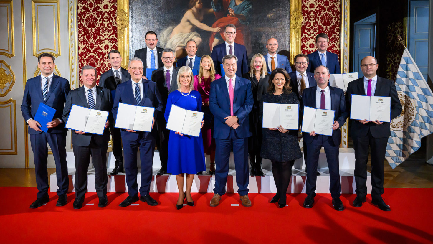 Gruppenbild: Ministerpräsident Dr. Markus Söder (Mitte) mit seinem Kabinett.