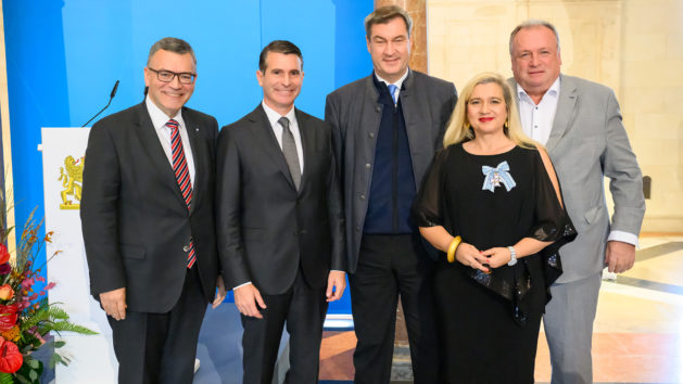 Staatskanzleiminister Dr. Florian Herrmann, Europaminister Eric Beißwenger, Ministerpräsident Dr. Markus Söder, Staatsministerin a.D. Melanie Huml und der Bürokratiebeauftragte Walter Nussel (v.l.n.r.).