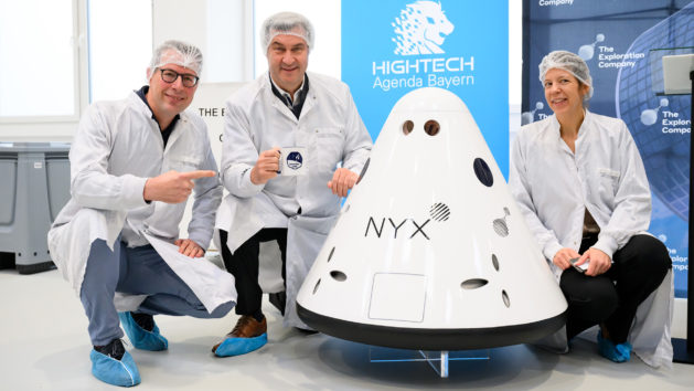Wissenschaftsminister Markus Blume, Ministerpräsident Dr. Markus Söder und die Gründerin und CEO der The Exploration Company GmbH, Hélène Huby (v.l.n.r.).