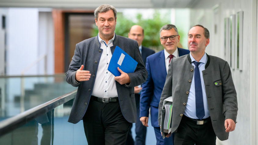 Ministerpräsident Dr. Markus Söder, Staatskanzleiminister Dr. Florian Herrmann und Wirtschaftsminister Hubert Aiwanger (v.l.n.r.).