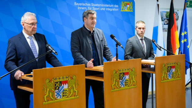 Pressekonferenz im Bayerischen Landesamt für Asyl und Rückführungen mit Innenminister Joachim Herrmann, Ministerpräsident Dr. Markus Söder und dem LfAR-Präsidenten Axel Ströhlein (v.l.n.r.).