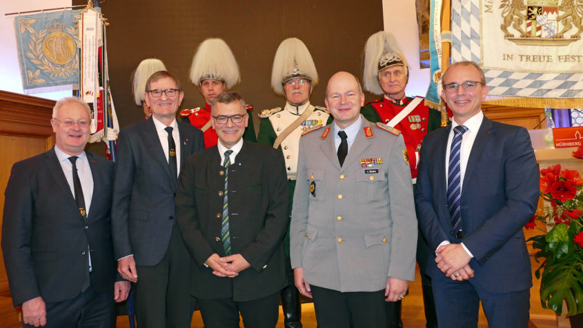 Gruppenbild unter anderem mit dem Präsidenten des Bayerischen Soldatenbundes, Oberst a.D. Richard Drexl (2. von links), Staatsminister Dr. Florian Herrmann (Mitte) und dem Kommandeur der 10. Panzerdivision in Veitshöchheim, Generalmajor Ruprecht von Butler (2. von rechts), beim Jahresempfang des Bayerischen Soldatenbundes BSB 1874 e. V. © I. Zasche BSB