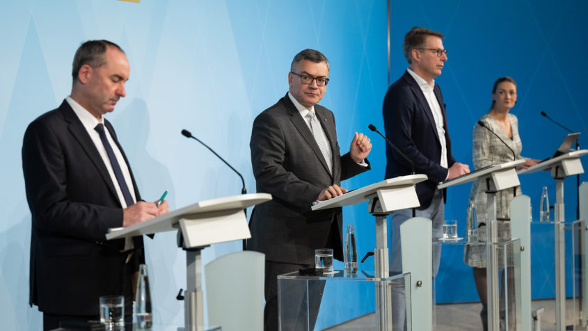 Die Pressekonferenz mit Wirtschaftsminister Hubert Aiwanger, Staatskanzleiminister Dr. Florian Herrmann, Wissenschaftsminister Markus Blume und Gesundheitsministerin Judith Gerlach (v.l.n.r.) findet im Prinz-Carl-Palais statt.