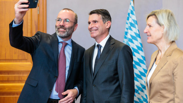 Selfie mit dem Europaminister (v.l.n.r.): Der Vorsitzende der EVP-Fraktion im Europäischen Parlament, Manfred Weber, MdEP, Europaminister Eric Beißwenger, MdL und die Vorsitzende der CSU-Europagruppe im Europäischen Parlament, Prof. Dr. Angelika Niebler, MdEP. © Antoine Rassart