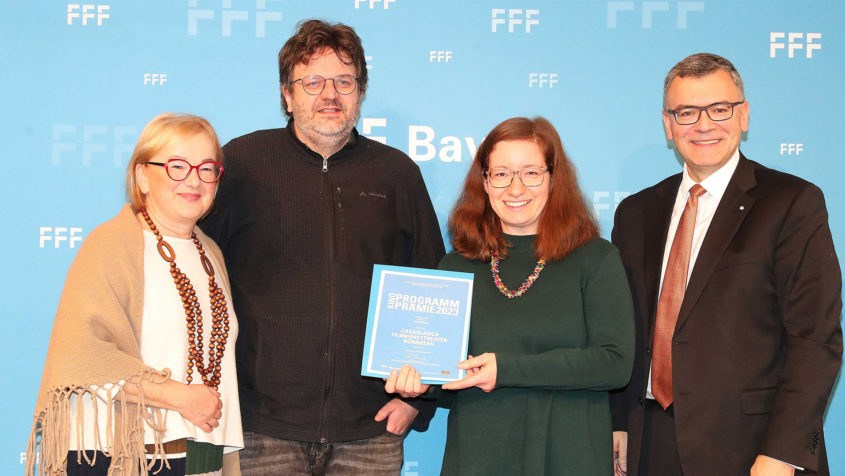 Bei der Verleihung der Kinoprogrammprämien 2023 in Landshut ist das Casablanca Filmkunsttheater Nürnberg mit der Spitzenprämie ausgezeichnet worden. © FilmFernsehFonds Bayern GmbH