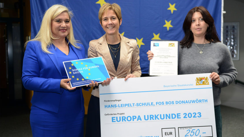 Europaministerin Melanie Huml zeichnet die Donauwörther Hans-Leipelt-Schule (FOS/BOS) mit der Europa-Urkunde aus.