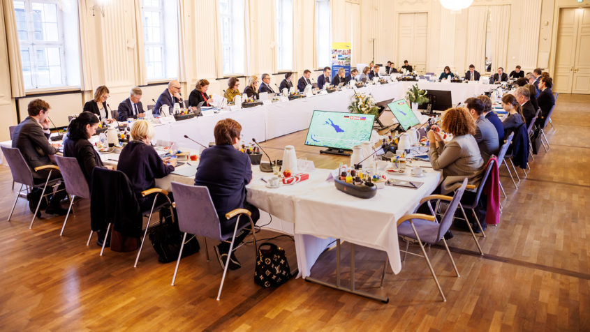 Das zweite Pilottreffen der Regierungskommission Bodensee findet im Max-Joseph-Saal in der Münchner Residenz statt.