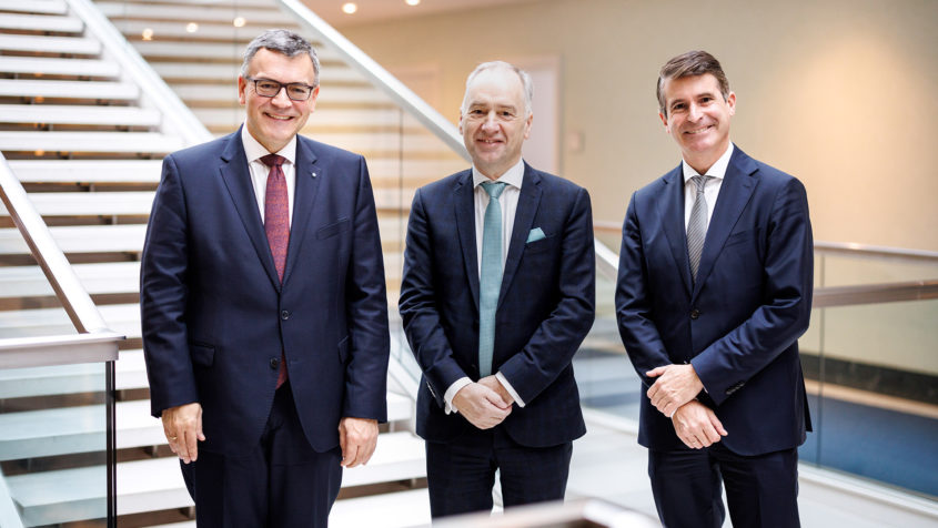 Staatskanzleiminister Dr. Florian Herrmann, der irische Botschafter Dr. Nicholas O'Brien und Europaminister Eric Beißwenger (v.l.n.r.) in der Staatskanzlei.