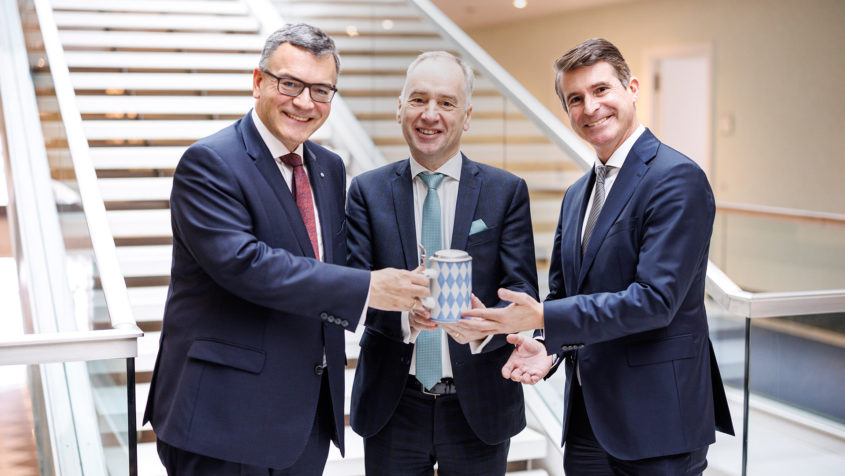 Staatskanzleiminister Dr. Florian Herrmann, der irische Botschafter Dr. Nicholas O'Brien und Europaminister Eric Beißwenger (v.l.n.r.).