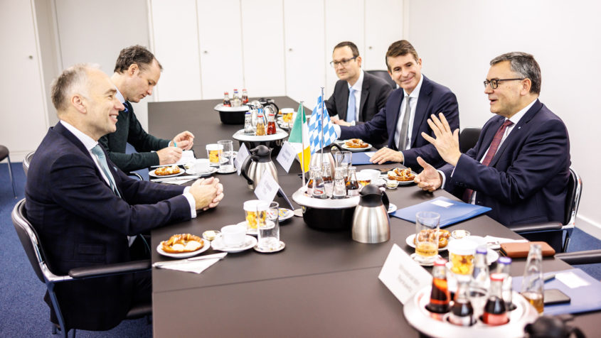 Im Gespräch: Der Botschafter von Irland, Dr. Nicholas O'Brien (links), mit Staatskanzleiminister Dr. Florian Herrmann (rechts) und Europaminister Eric Beißwenger (2. von rechts).