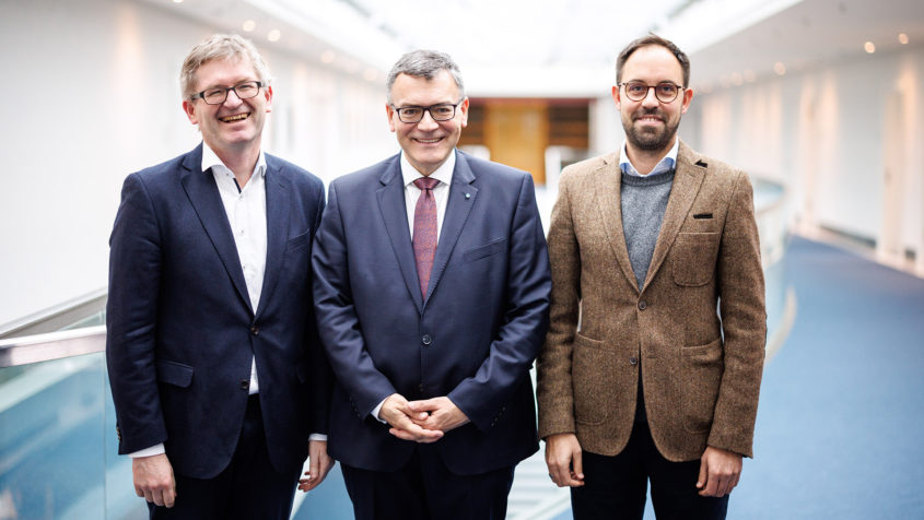 In der Staatskanzlei: Der CEO der UnternehmerTUM GmbH, Prof. Dr. Helmut Schönenberger, Staatsminister Dr. Florian Herrmann und der CCO der UnternehmerTUM GmbH, Christian Mohr (v.l.n.r.).