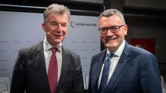 "Zeitenwende on tour" in Manching mit dem Vorsitzenden der Münchner Sicherheitskonferenz, Botschafter Dr. Christoph Heusgen (links), und Staatsminister Dr. Florian Herrmann (rechts).
