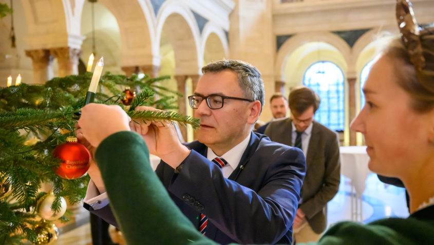 "Wir bedanken uns herzlich bei dem fürstlichen Forstbetrieb Thurn und Taxis und dem Forstbetrieb Kappelsberger aus Helfertsried für die prächtigen Nordmanntannen, die für weihnachtliches Flair in der Staatskanzlei sorgen. Unsere einmalige Kulturlandschaft ist ohne die bayerischen Waldbesitzer undenkbar. Sie bewahren und gestalten Naturräume - und denken in Generationen." - Staatskanzleiminister Dr. Florian Herrmann.