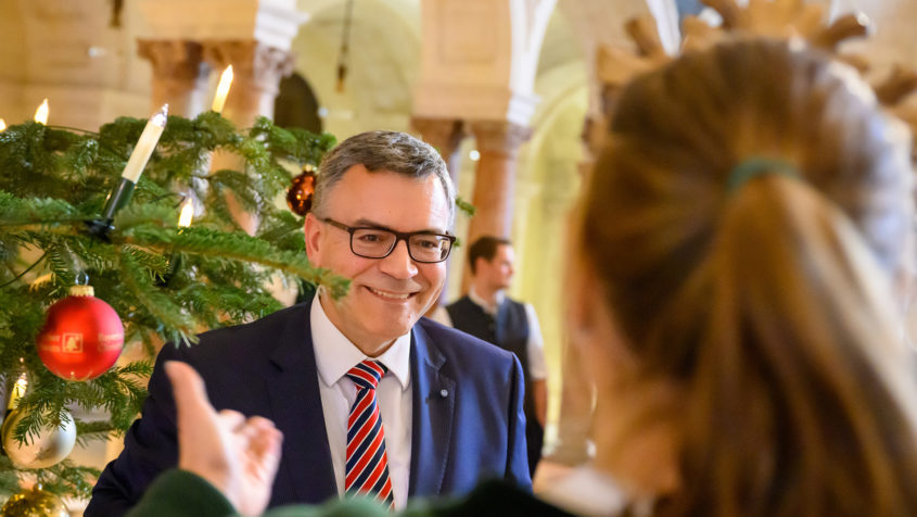 Staatskanzleiminister Dr. Florian Herrmann: "Traditionen sind Seelenwärmer, besonders in Zeiten des Umbruchs. Die Vorweihnachtszeit erinnert uns an die Kindheit, an die einzigartige Stimmung in der besinnlichen Zeit."