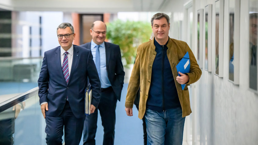 Ministerpräsident Dr. Markus Söder (rechts), Staatskanzleiminister Dr. Florian Herrmann (links) und Finanzminister Albert Füracker (Mitte) vor der Kabinettssitzung.