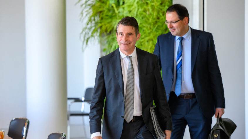 Europaminister Eric Beißwenger (links) und Finanzstaatssekretär Martin Schöffel (rechts).