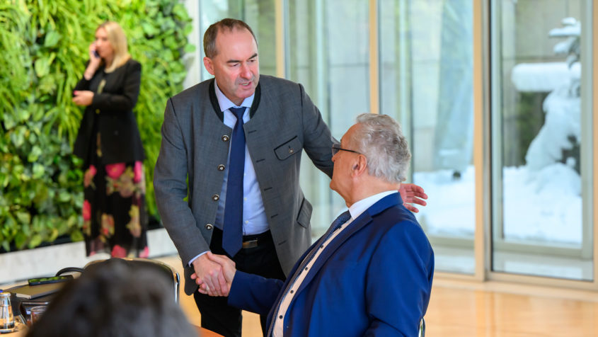 Wirtschaftsstaatsminister Hubert Aiwanger (links) im Gespräch mit Innenminister Joachim Herrmann (rechts).