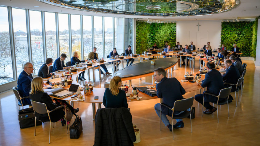 Das Kabinett tagt im Ministerratssaal in der Bayerischen Staatskanzlei.