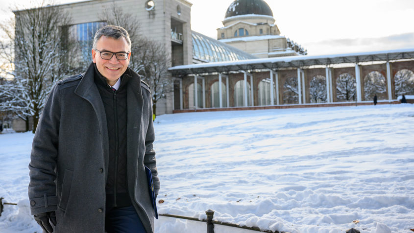 Staatskanzleiminister Dr. Florian Herrmann auf dem Weg zur Pressekonferenz im Prinz-Carl-Palais.