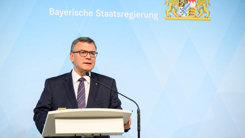 In der Pressekonferenz informiert Staatskanzleiminister über die wesentlichen Ergebnisse der Kabinettssitzung.