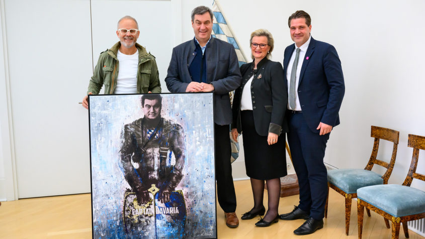 Übergabe des Porträts „Captain Bavaria“ in der Staatskanzlei (v.l.n.r.): Der Künstler Damir Corell, Ministerpräsident Dr. Markus Söder, die Präsidentin der DEHOGA Bayern, Angela Inselkammer, und der Landesgeschäftsführer der DEHOGA Bayern Dr. Thomas Geppert.