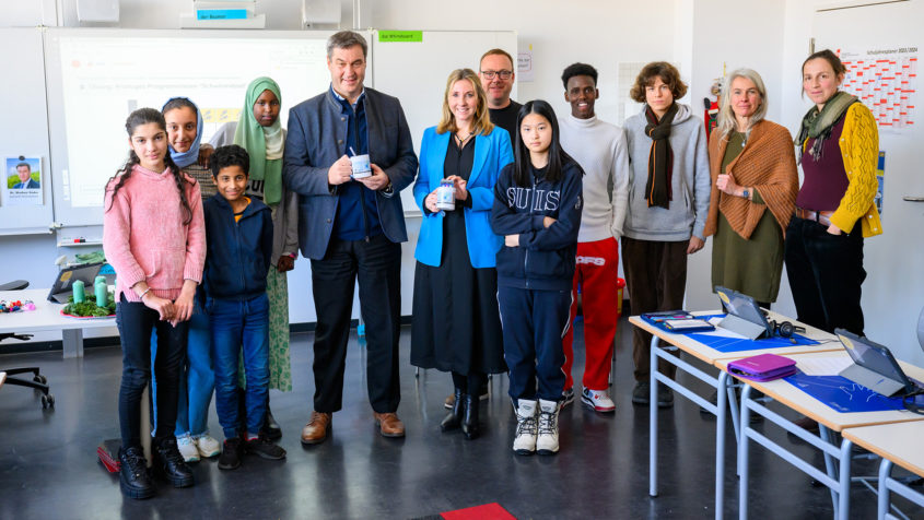 231207_Schulbesuch zum Thema Lernen mit Tablets_FR_1 Ministerpräsident Dr. Markus Söder und Kultusministerin Anna Stolz besuchen eine Tablet-Klasse der Mittelschule an der Elisabeth-Kohn-Straße in München.