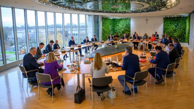 Das Kabinett tagt im Ministerratssaal in der Bayerischen Staatskanzlei.