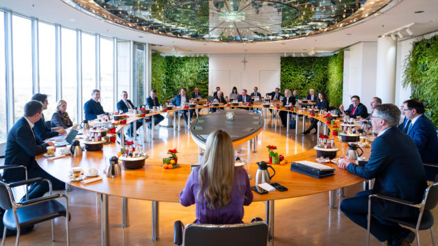 Das Kabinett tagt im Ministerratssaal der Bayerischen Staatskanzlei.