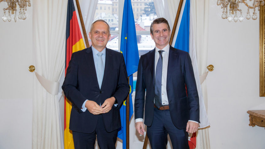 Der deutsche Botschafter Andreas Künne (links) und Europaminister Eric Beißwenger (rechts).