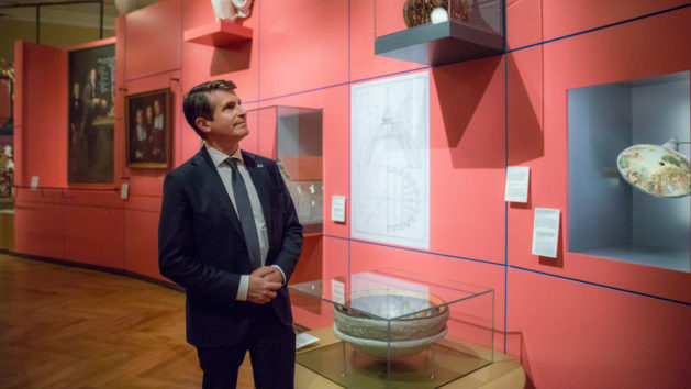 Europaminister Eric Beißwenger bei einem Rundgang durch die gemeinsame Bayerisch-Tschechische Landesausstellung „Barock! Bayern und Böhmen“ im Prager Nationalmuseum.