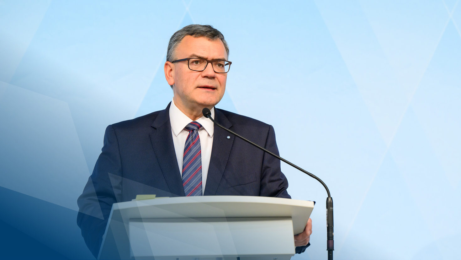 In der Pressekonferenz informiert Staatskanzleiminister über die wesentlichen Ergebnisse der Kabinettssitzung. In der Pressekonferenz informiert Staatskanzleiminister über die wesentlichen Ergebnisse der Kabinettssitzung.