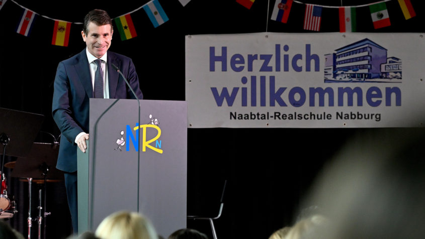 Europaminister Eric Beißwenger hält eine Rede.