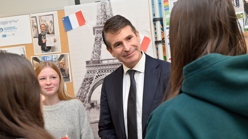 Europaminister Eric Beißwenger im Gespräch mit Schülern der Naabtal-Realschule.