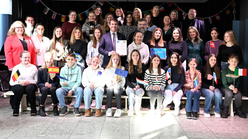 Die Naabtal-Realschule, die sich in vielfältiger Weise mit europäischen und europapolitischen Themen auseinandersetzt, wird von Europaminister Eric Beißwenger mit der Europa-Urkunde ausgezeichnet.
