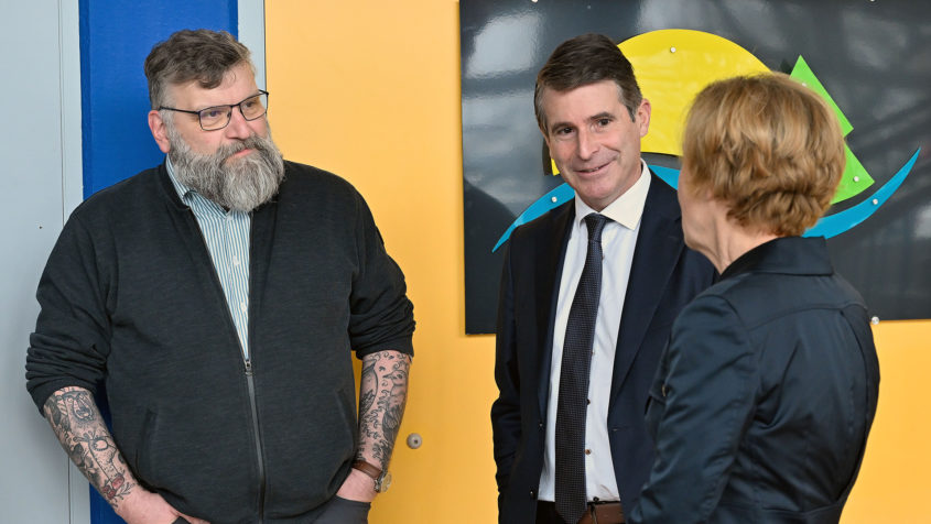 Der Schulleiter der Naabtal-Realschule Nabburg, Thomas Kuban, Europaminister Eric Beißwenger und die Ministerialbeauftragte für die Realschulen in der Oberpfalz, Mathilde Eichhammer (v.l.n.r.).