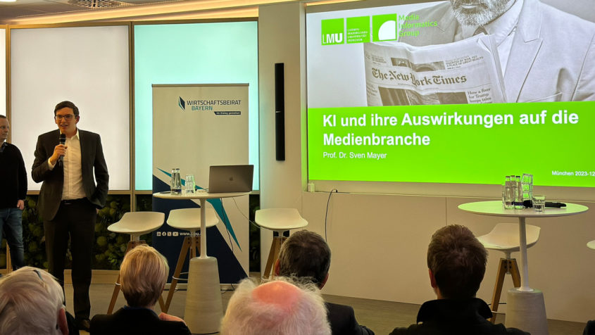 Prof. Dr. Sven Mayer hält die Keynote zum Thema "KI und ihre Auswirkungen auf die Medienbranche".