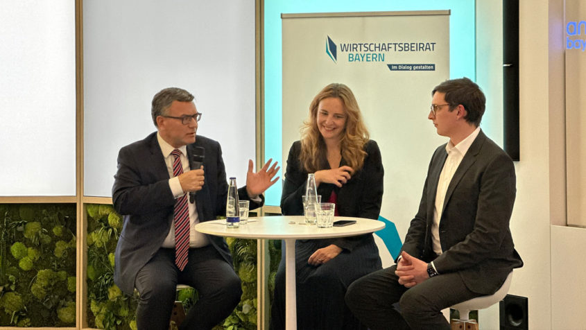 Medienminister Dr. Florian Herrmann im Gespräch mit der Geschäftsführerin der Good Times Fernsehproduktions-GmbH, Shona Fraser, und Prof. Dr. Sven Mayer (v.l.n.r.) zum Thema "KI und ihre Auswirkungen auf die Medienbranche".