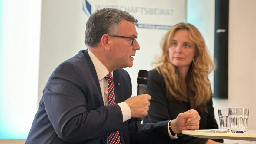 Medienminister Dr. Florian Herrmann: "KI verändert die Medienwelt: Künstliche Intelligenz hat enorme Auswirkungen auf alle Lebensbereiche. Es entstehen großartige Chancen und Möglichkeiten, aber auch Negatives."