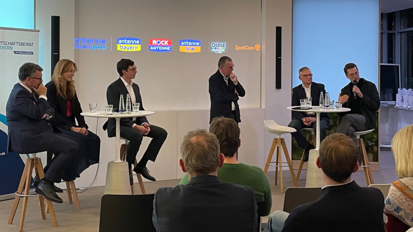 "Die Medienbranche ist besonders gefordert, um Deep Fake z.B. bei Bildern oder Videos zu erkennen, die eine falsche Geschichte erzählen wollen." - Medienminister Dr. Florian Herrmann.