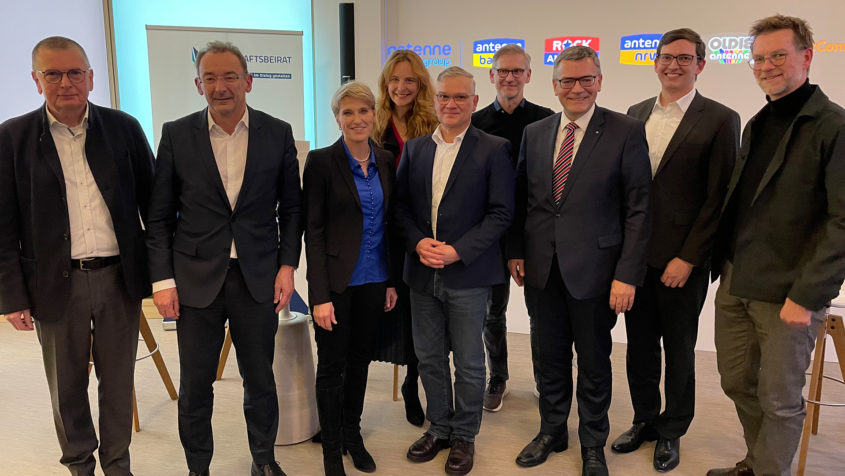 Gruppenbild unter anderem mit dem Direktor am Institut des Instituts für Europäisches Medienrecht (EMR) in Saarbrücken und Geschäftsführer der Arbeitsgemeinschaft Privater Rundfunk, Prof. Dr. Stephan Ory (links), der Vorsitzenden des Ausschusses Medienpolitik des wbu, Susanne Aigner (3. von links), der Geschäftsführerin der Good Times Fernsehproduktions-GmbH, Shona Fraser (4. von links), dem BJV-Vorsitzenden Harald Stocker (Mitte), dem CEO der Antenne Bayern Group, Felix Kovac (4. von rechts), Medienminister Dr. Florian Herrmann (3. von rechts), Prof. Dr. Sven Mayer (2. von rechts) und dem Country Director YouTube Germany und Regional Director YouTube Central Europe, Andreas Briese (rechts).