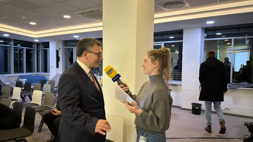 Medienminister Dr. Florian Herrmann: "Wir in Bayern wollen die Innovationskraft von KI erhalten, dabei aber die Risiken genau betrachten. Danke an den Wirtschaftsbeirat Bayern und Antenne Bayern, die diesem Thema einen spannenden Diskussionsabend gewidmet haben."