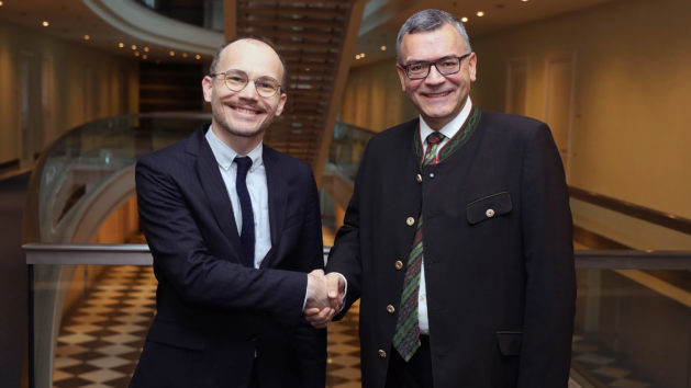 Staatsminister Dr. Florian Herrmann (rechts) begrüßt den Justizminister der Ukraine, Denys Maliuska (links), in der Staatskanzlei.